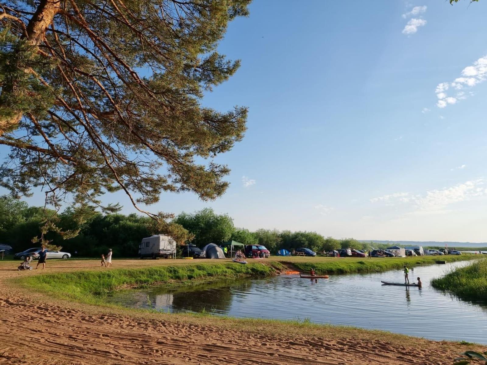 Kempings Ezerpriedes Burtnieki  Bagian luar foto