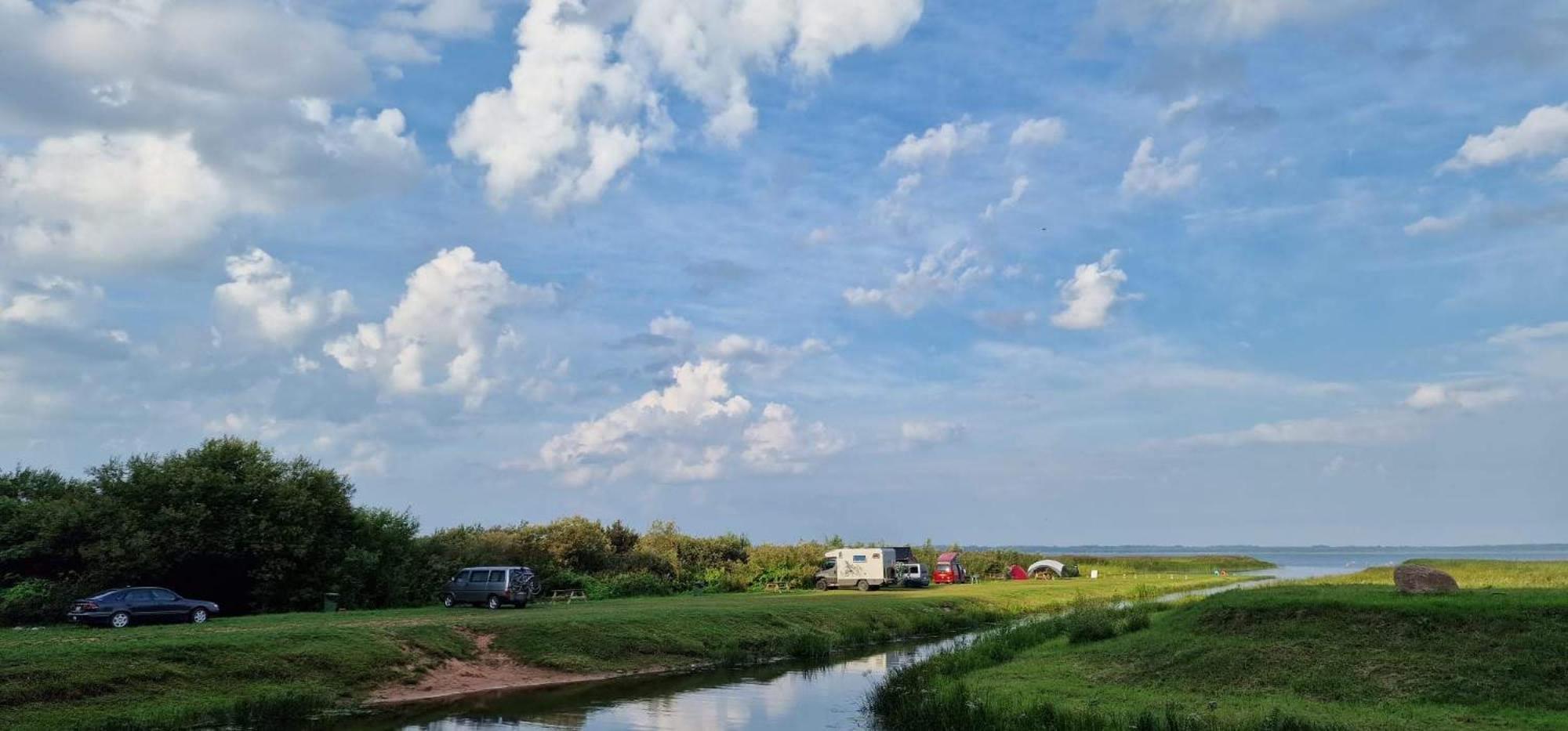 Kempings Ezerpriedes Burtnieki  Bagian luar foto