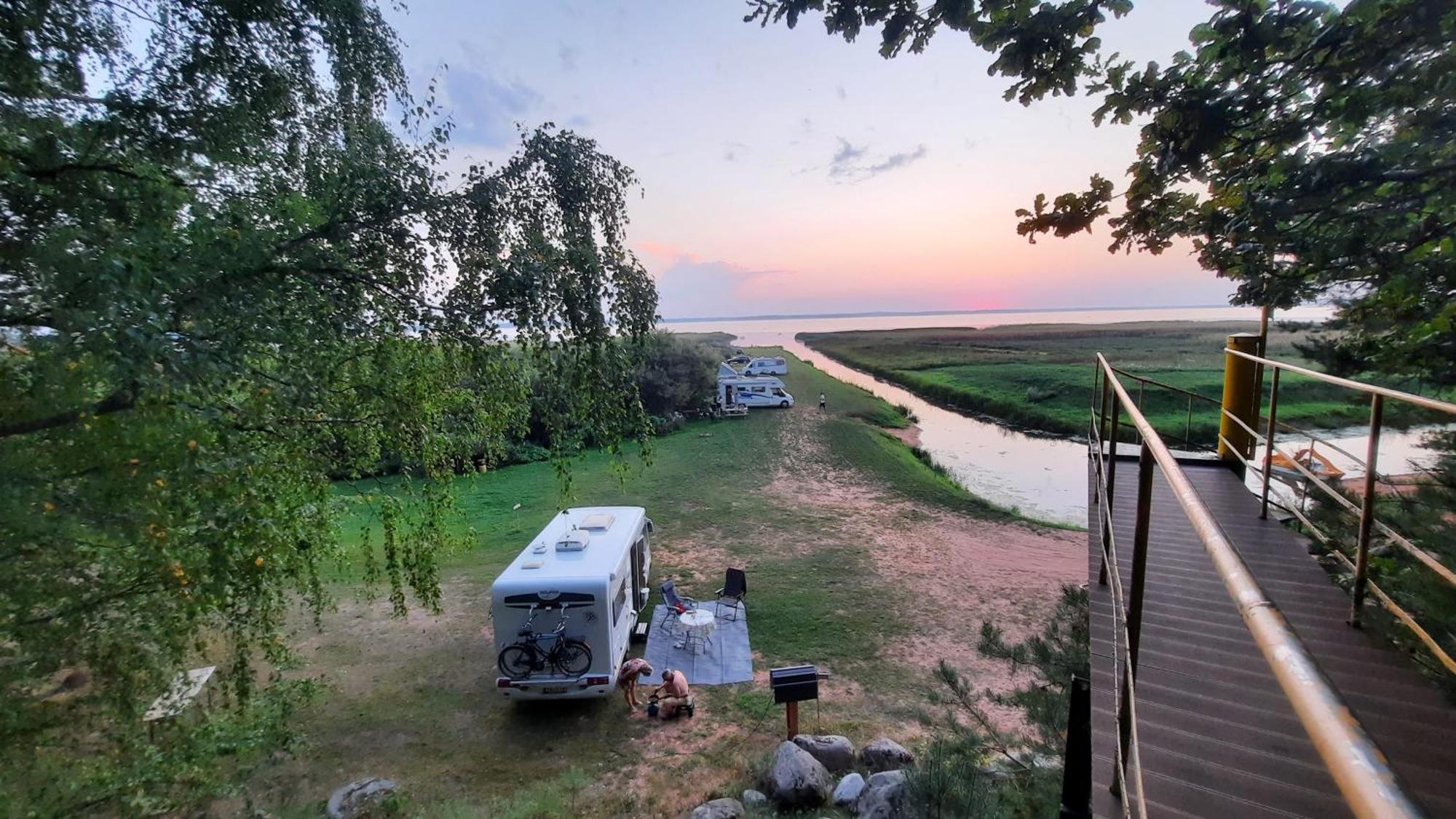 Kempings Ezerpriedes Burtnieki  Bagian luar foto