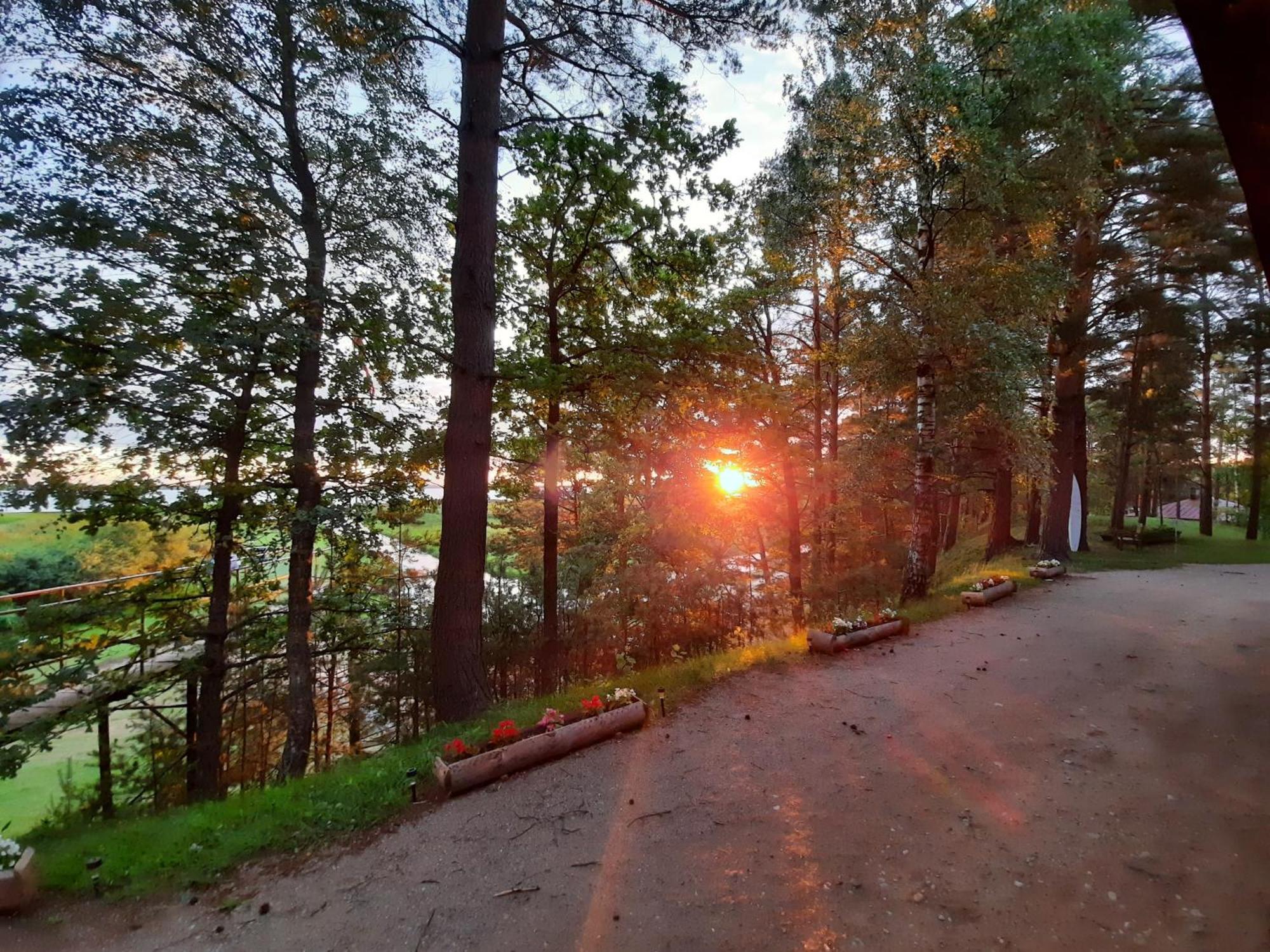 Kempings Ezerpriedes Burtnieki  Bagian luar foto