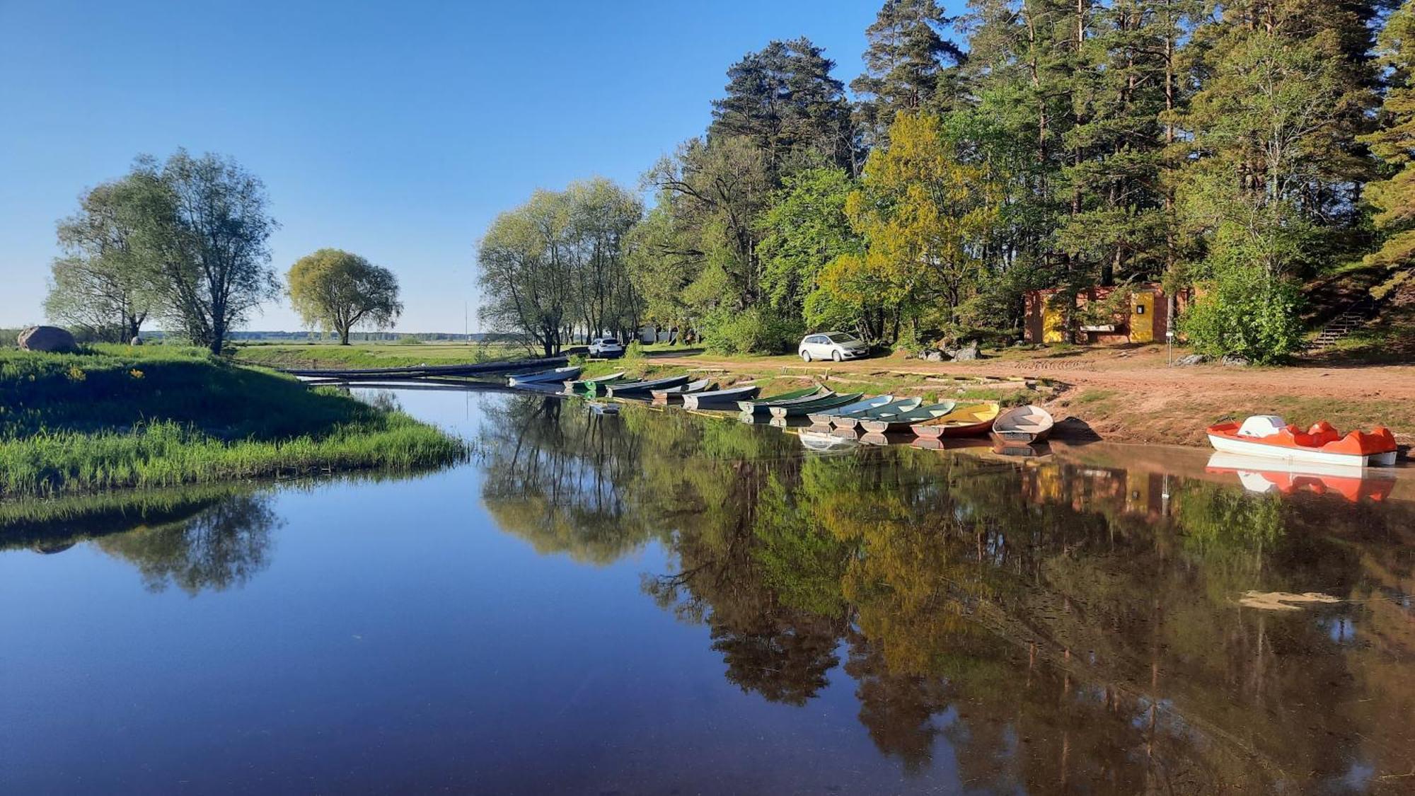 Kempings Ezerpriedes Burtnieki  Bagian luar foto