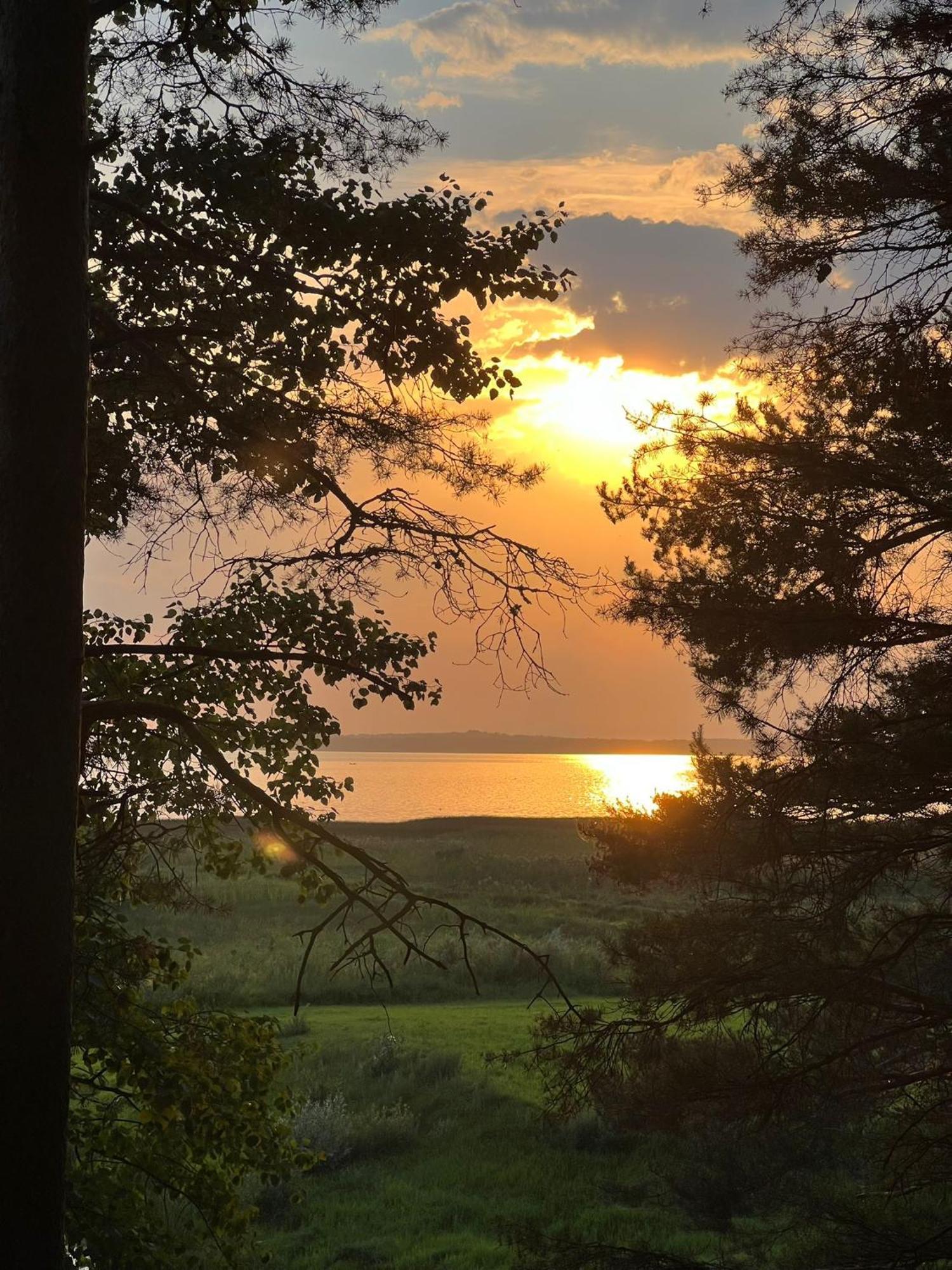 Kempings Ezerpriedes Burtnieki  Bagian luar foto